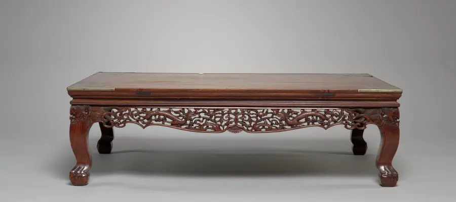 Low Table (kang zhuo) with Dragons in Clouds, huanghuali and metal，1600s–1700s，克利夫兰艺术博物馆藏，编号 1964.228